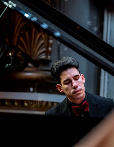 Sergio Gómez tocando el piano