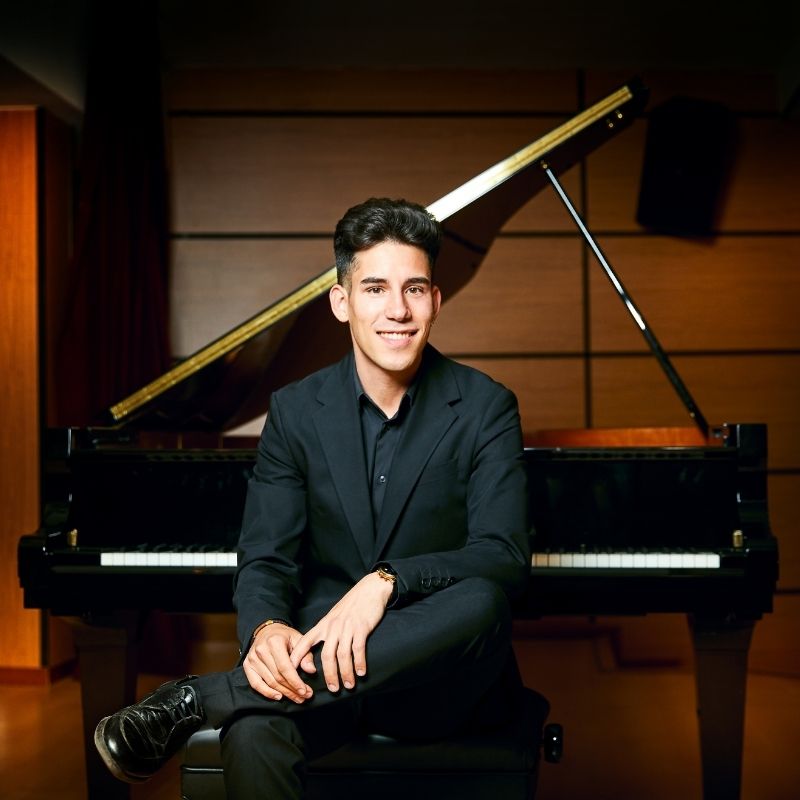 Sergio-Gomez-pianista-web Sergio Gómez sentado delante de su piano. Foto retrato